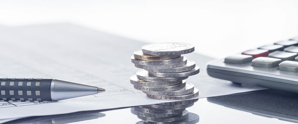 Finanzen, Euro, Münzstapel auf Tabellen mit Stift und Taschenrechner, Panorama, Hintergrund